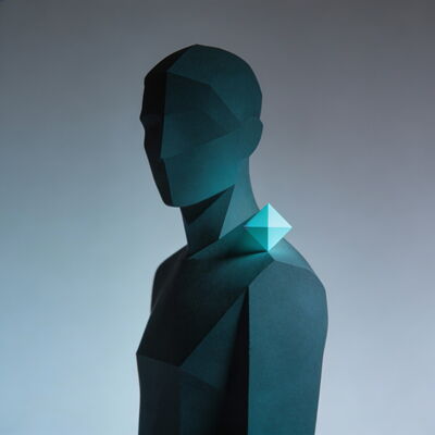 Abstrakte, geometrische Darstellung einer menschlichen Figur im Profil mit einem leuchtenden, diamantförmigen Element auf der Schulter.